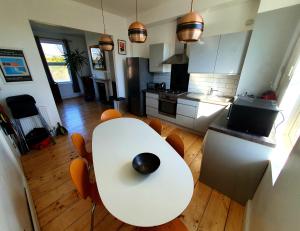 Sunny Apartment with a 10 minute walk to the Sea.