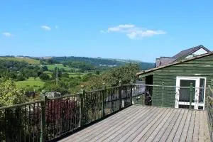 Redwood Lodge, Dee Valley Stays - cosy microlodge with detached private shower & WC - 科文