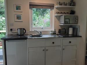 1 Bed Cabin - Sleeps 2 - Garden - Parking - Wifi