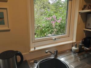 1 Bed Cabin - Sleeps 2 - Garden - Parking - Wifi