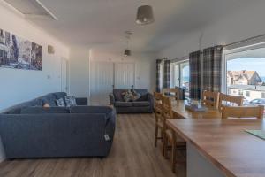 Ivy Cottage with Sea Views