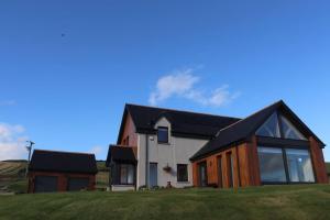 The Cottage - spacious getaway with stunning views