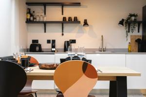 PenthouseStays Chelsea - Luxury 2 Bedroom Apartment wKing Bed - near Kings Road