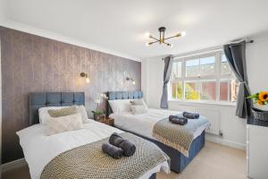 PRIME 3 BED HOUSE to BICESTER OUTLET for 8 People by Platinum Key Properties