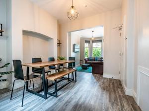 Beautiful 4BR Restored Red Brick Cafes and Park - Pass the Keys