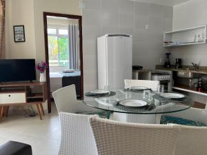 TOP 2 QUARTOS em Condominio- PISCINA, CHURRASQUEIRA, ESTACIONAMENTO, PARQUINHO INFANTIL, Wi-Fi e home office, Ar Condicionado, SmarTV e Cozinha Completa I 800m da praia e parque aquatico CE