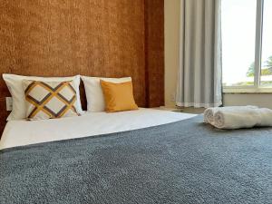 TOP 2 QUARTOS em Condominio- PISCINA, CHURRASQUEIRA, ESTACIONAMENTO, PARQUINHO INFANTIL, Wi-Fi e home office, Ar Condicionado, SmarTV e Cozinha Completa I 800m da praia e parque aquatico CE