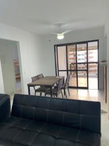 Pitangueiras 2, dois dormitórios, piscina climatizada , 100 m da praia, duas vagas de garagem, completo