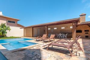 TOP 2 QUARTOS em Condominio- PISCINA, CHURRASQUEIRA, ESTACIONAMENTO, PARQUINHO INFANTIL, Wi-Fi e home office, Ar Condicionado, SmarTV e Cozinha Completa I 800m da praia e parque aquatico CE