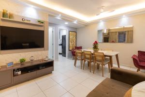 Conforto com ar, tvs smart, na quadra da praia do Forte, em frente Praça da Cidadania