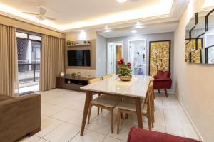 Conforto com ar, tvs smart, na quadra da praia do Forte, em frente Praça da Cidadania