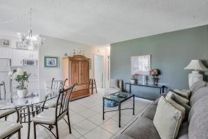 Idyllic condo with brief walk to beach and restaurants