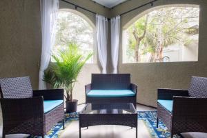 o STUNNING CONDO MINUTES FROM GORGEOUS BEACHES o