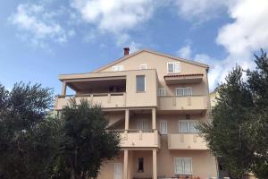 Apartments with a swimming pool Novalja, Pag - 211 