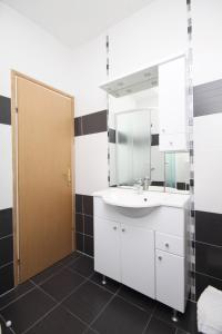 Family-friendly apartments with swimming pool Povljana, Pag - 244