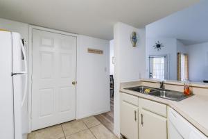 o BEAUTIFUL CONDO MINUTES FROM GORGEOUS CLEARWATER BEACHES o