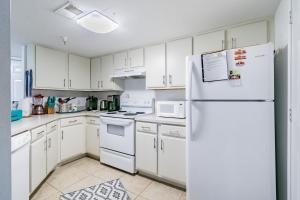 o BEAUTIFUL CONDO MINUTES FROM GORGEOUS CLEARWATER BEACHES o