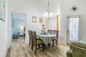 o BEAUTIFUL CONDO MINUTES FROM GORGEOUS CLEARWATER BEACHES o