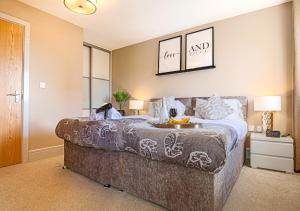 Spacious House - Close to City Centre - Free Parking, Fast Wifi, Smart TVs with Netflix by Yoko Property