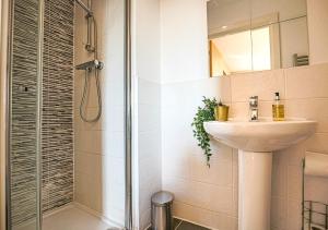 Spacious House - Close to City Centre - Free Parking, Fast Wifi, Smart TVs with Netflix by Yoko Property