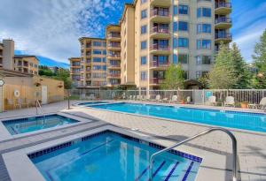 True Ski-in Ski-Out Luxury 3bd with huge views