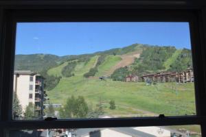 True Ski-in Ski-Out Luxury 3bd with huge views