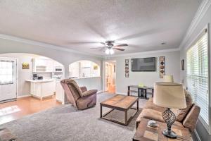 Charming Retreat Less Than 2 Mi to Cranfield Marina!