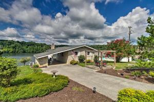 Lakefront Hiwassee Home w Private Dock & Deck!