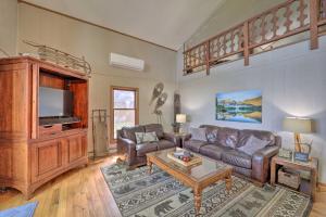 Hot Tub and Scenic Views Beech Mountain Retreat