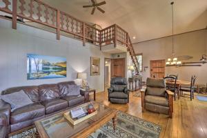 Hot Tub and Scenic Views Beech Mountain Retreat