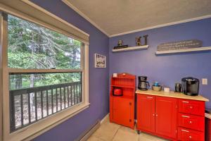 Hot Tub and Scenic Views Beech Mountain Retreat