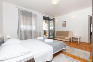 Family friendly apartments with a swimming pool Punat, Krk - 13153