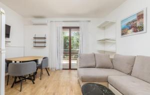 One-Bedroom Apartment with Terrace room in Apartments with a parking space Fazana - 13742