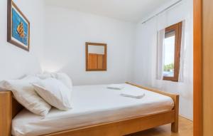 Apartments and rooms with parking space Fazana - 13742