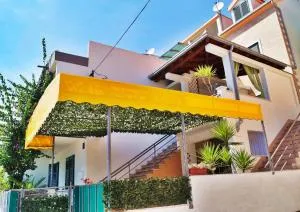 Apartments by the sea Krilo Jesenice, Omis - 15145 - Krilo