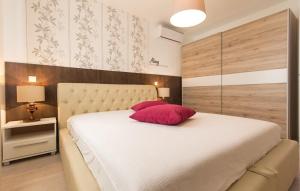 Apartments with a swimming pool Liznjan, Medulin - 15151