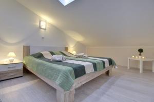 Apartments with a swimming pool Liznjan, Medulin - 15151