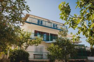 Family friendly seaside apartments Grebastica, Sibenik - 15170