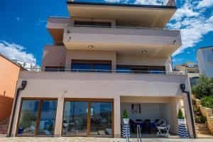 Family friendly house with a swimming pool Rogoznica - 15176