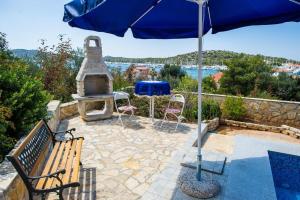 Family friendly house with a swimming pool Rogoznica - 15176