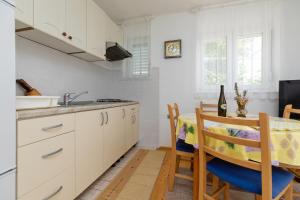 Apartments by the sea Pisak, Omis - 15177