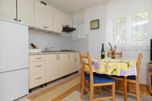 Apartments by the sea Pisak, Omis - 15177