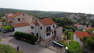 Apartments with a parking space Splitska, Brac - 15197