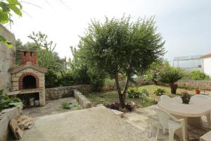 Apartments with a parking space Splitska, Brac - 15197