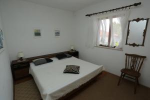 One-Bedroom Apartment with Terrace room in Apartments with a parking space Splitska Brac - 15197