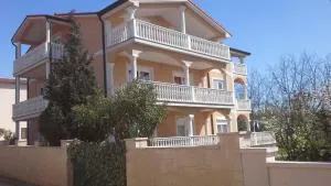 Apartments with a parking space Novigrad - 15227 - Filipac