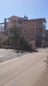 Apartments with a parking space Novigrad - 15227 