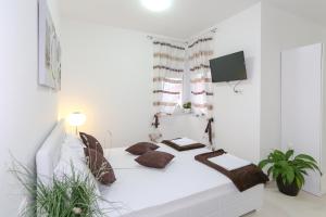 Apartments by the sea Tribunj, Vodice - 15233