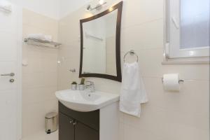 Apartments by the sea Tribunj, Vodice - 15233