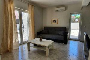 Family friendly house with a swimming pool Vodice - 15243